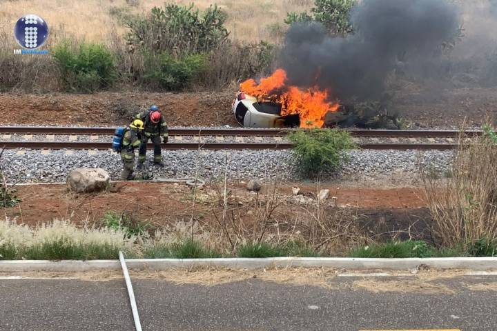 Auto se incendia tras volcar en la Morelia - Pátzcuaro 