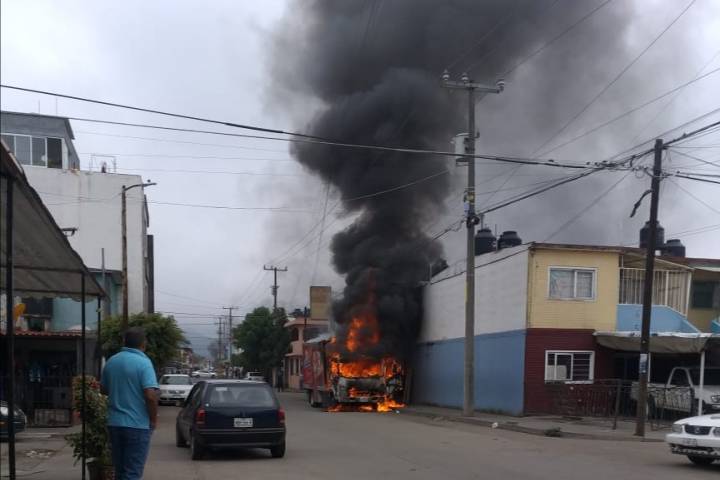 Se desatan quemas de vehículos en Uruapan, ante presencia de Fuerzas Federales en la región