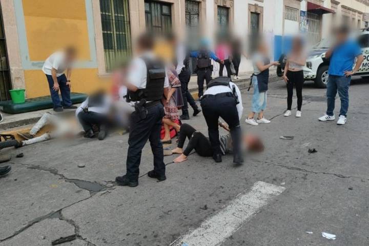 Motocicleta es impactada por automóvil en el Centro de Morelia; 2 adultos y un niño quedan heridos 