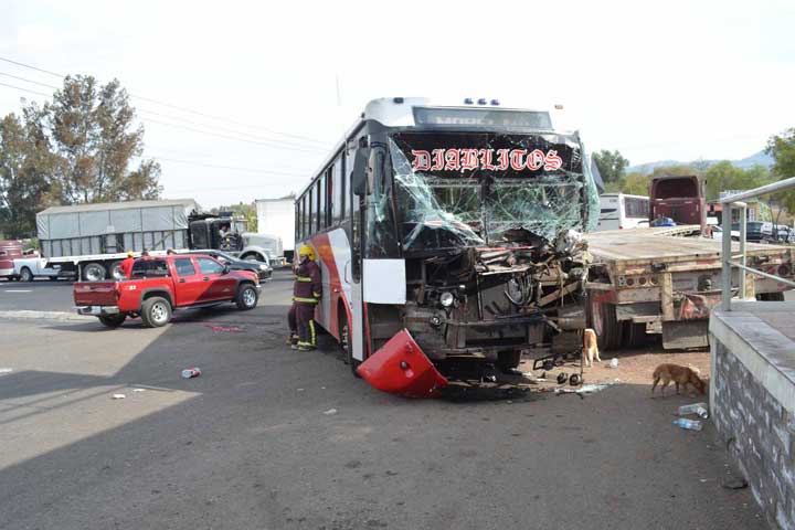  Microbusero provoca choque; hay 7 heridos 