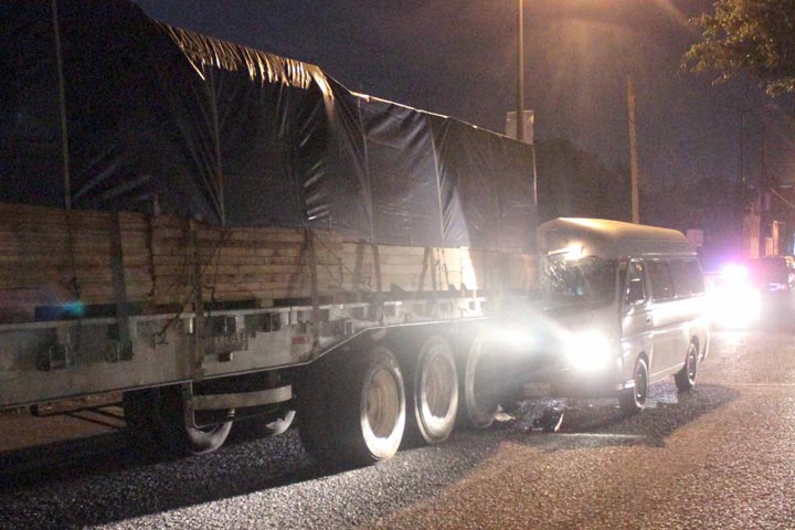 Combi de la ruta gris se estrella con un tráiler