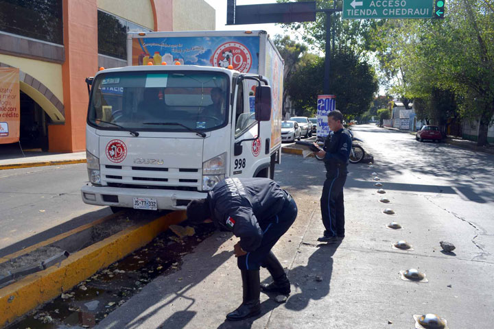 Se salta semáforo y provoca choque