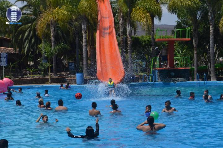 Turistas disfrutan del Sábado de Gloria en parques acuáticos