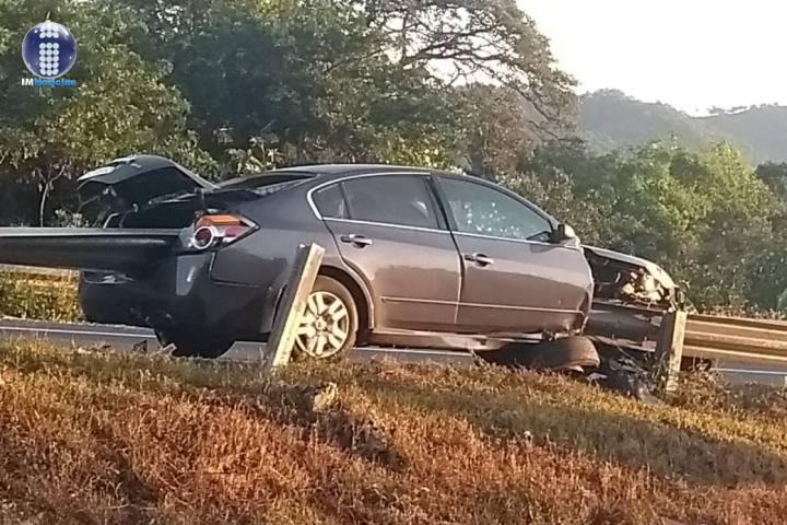 Se salva de milagro, banda metálica se incrusta en su auto en la Siglo XXI