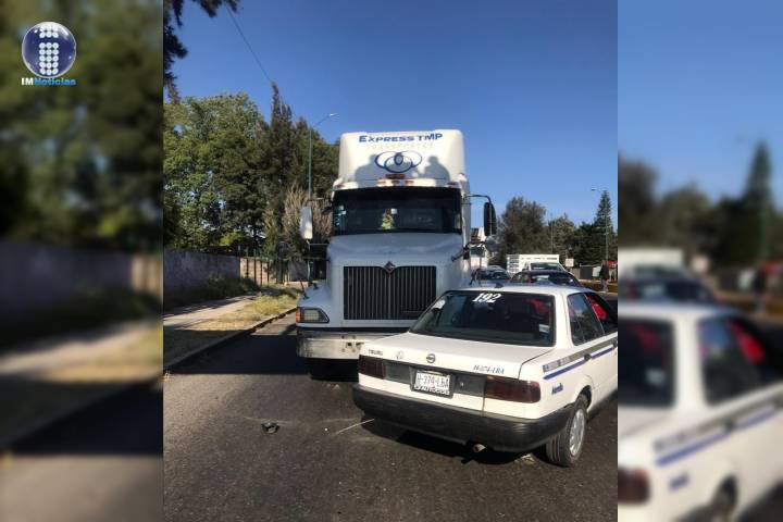 Chocan tráiler y taxi en la avenida Morelos Norte 