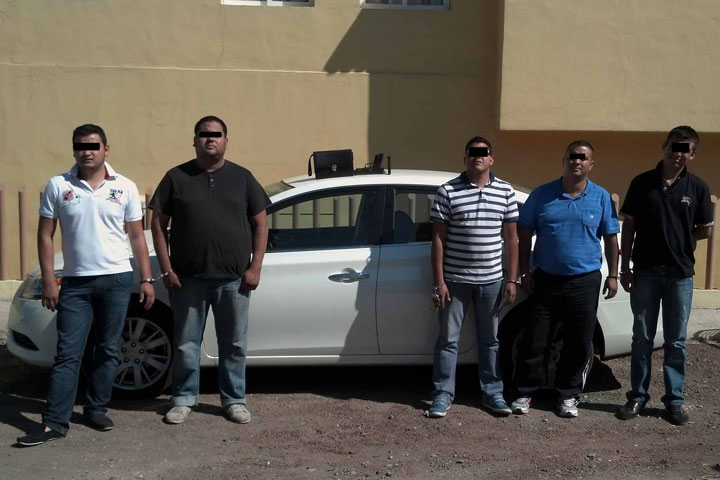 Aprehenden a cinco; traían pistola mata - policías