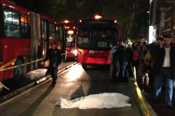 Hermano de la cantante Yuri muere atropellado por Metrobús