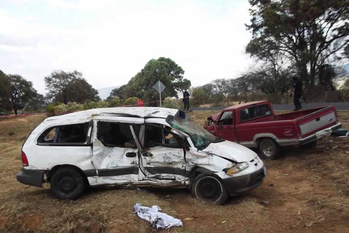 Choque deja un muerto y cuatro heridos en Tangancícuaro