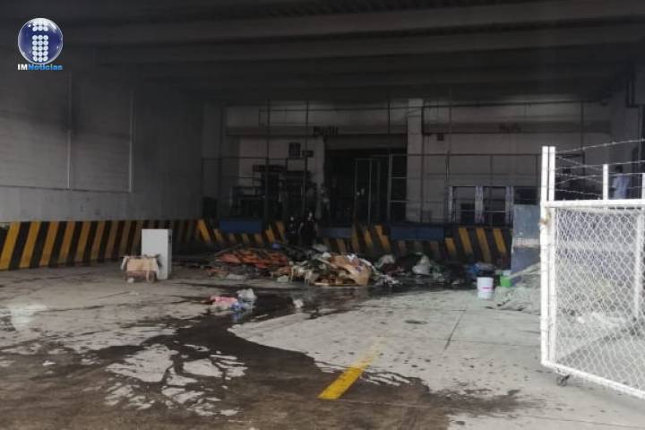Se registra incendio en Chedrahui de avenida Nocupétaro 