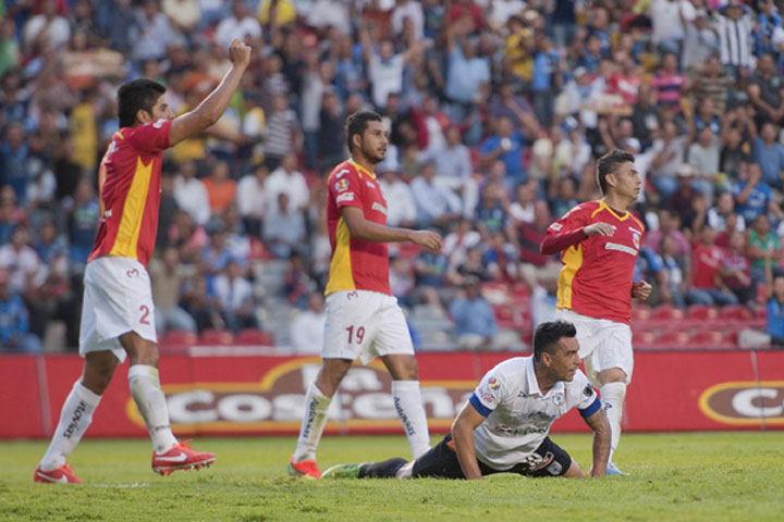 Monarcas desplumó a los Gallos en el arranque del Apertura 2013