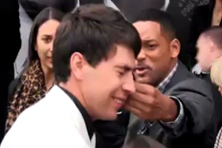 Will Smith abofetea a reportero que intentó besarlo en la boca