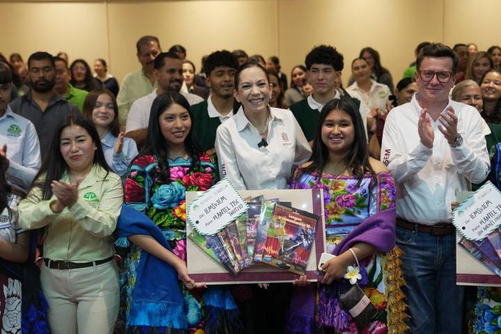 Por primera vez, Iemsysem entrega libros de texto a Telebachilleratos Comunitarios de Michoacán