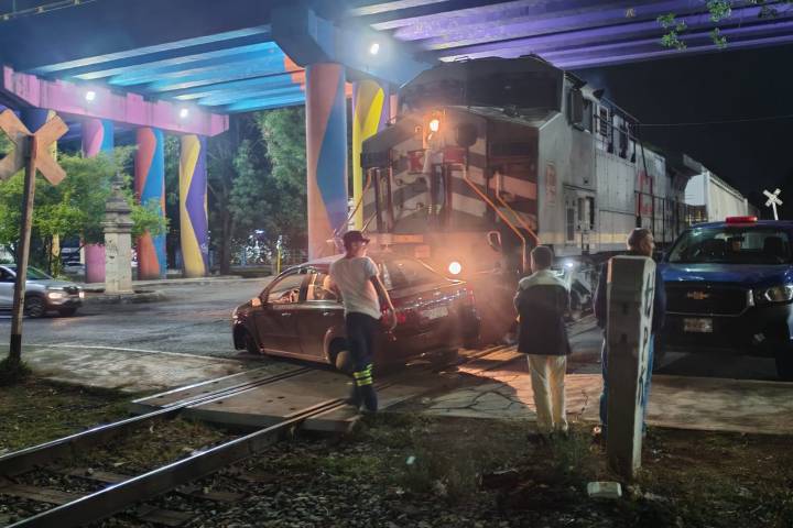 Auto es embestido por el tren en Morelia
