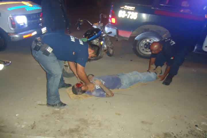 Tras derrapar, motociclista resulta herido