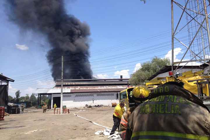 Impresionante incendio en cartonera de Tarímbaro