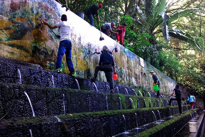 Dan mantenimiento a fuente Eréndira y mural de Mapeco