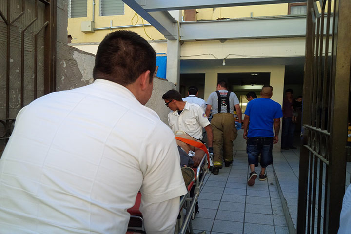 Ocho heridos en choque de camioneta contra un auto