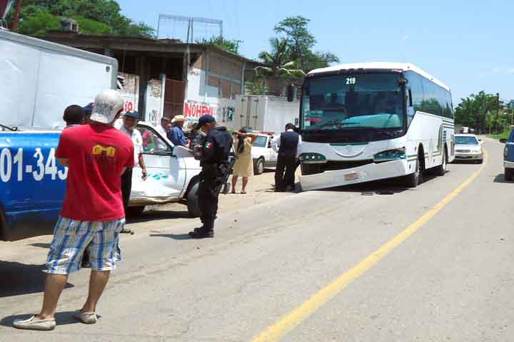 Camioneta choca contra un autobús