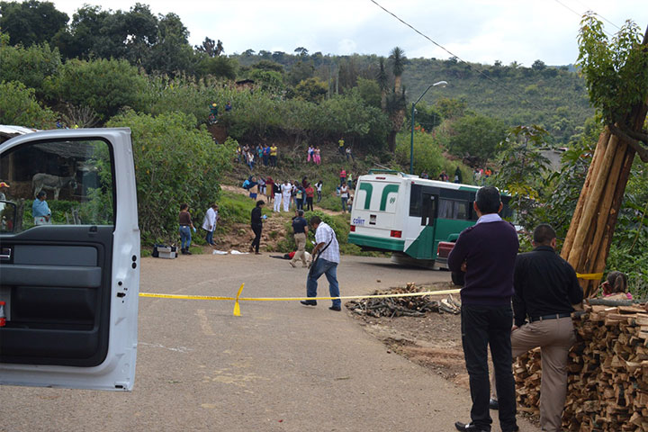 Camión atropella y mata a pasajeras