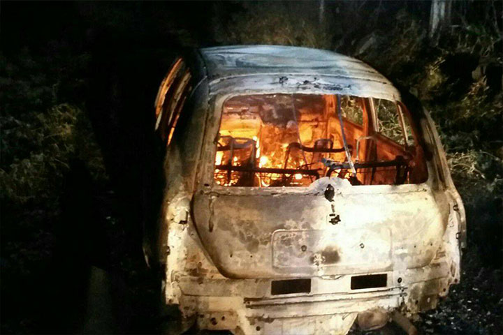 Se quema un auto en la colonia irregular "Presa de Los Reyes"