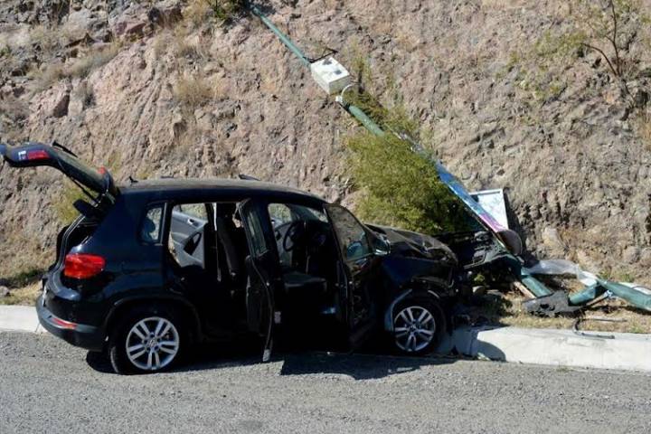 Camioneta embiste y tumba poste de luz 