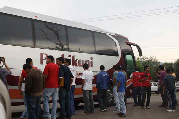 Estudiantes secuestran 4 autobuses 