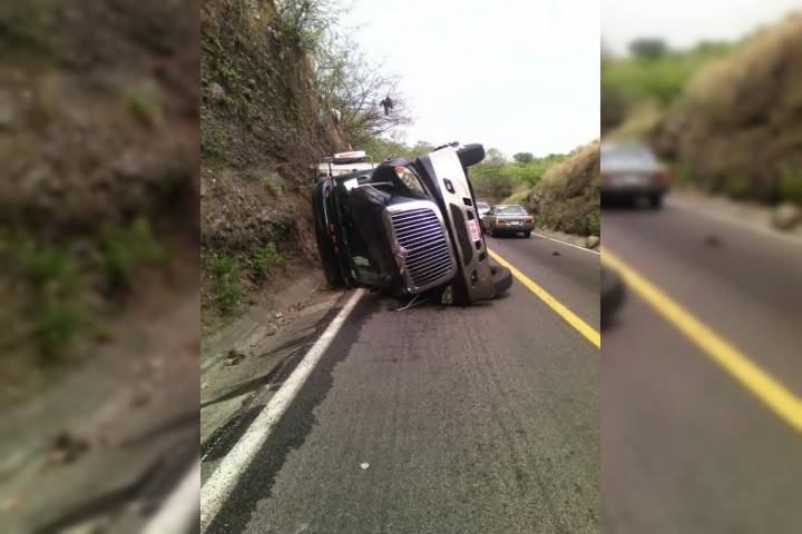 Vuelca tráiler en Nueva Italia