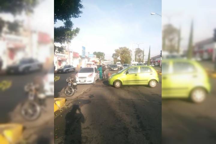 Colisionan moto y auto, no hay lesionados 